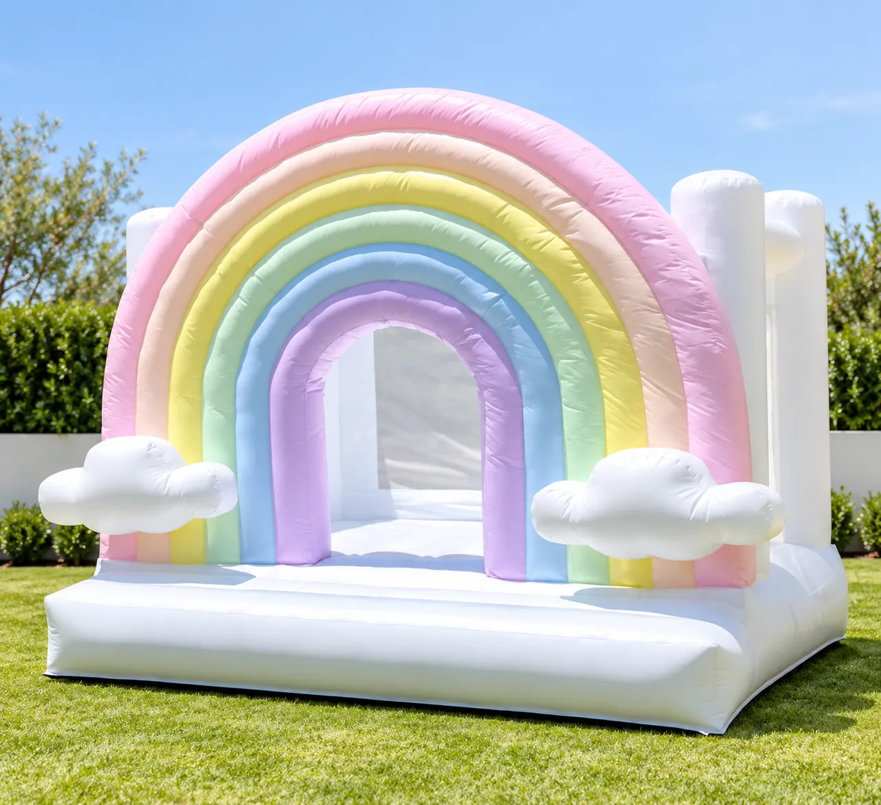 Hinchable Arcoíris Peque de Juegalandia montado para una fiesta, alquiler en Málaga y Costa del Sol