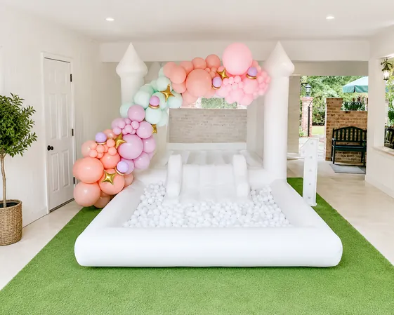 Juegalandia White Slide and Ball Pit set up for a party, available to hire in Málaga and the Costa del Sol