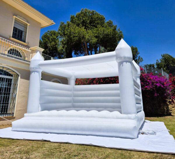 Exclusive white bouncy castle - Image 4